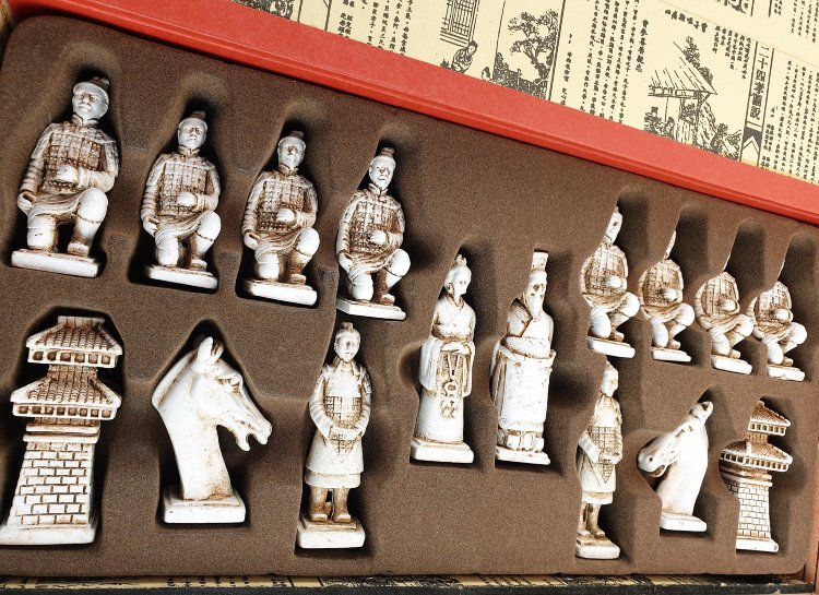 Шахматы в кожаной коробке, фигуры из костной муки, 50 см
