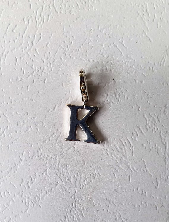 Подвеска "K" на застежке, металл, 3 см