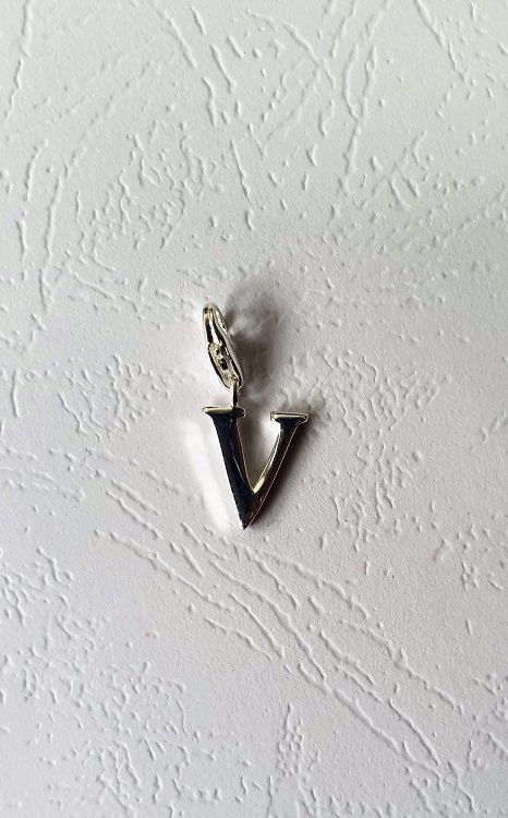 Подвеска "V" на застежке, металл, 3 см